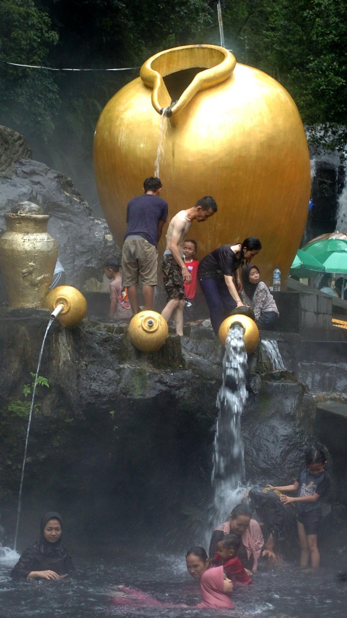 Pengunjung mandi air panas Pancuran 13 di obyek wisata Guci, Kabupaten Tegal, Jawa Tengah, Jumat (12/4/2024). Menurut data pengelola air panas Pancuran 13 yang berada di kaki Gunung Slamet itu jumlah pengunjung pada H+2 libur Lebaran meningkat dari biasanya 1.000 orang menjadi 4.000 orang yang didominasi pengunjung dari luar kota. ANTARA FOTO/Oky Lukmansyah/pras.