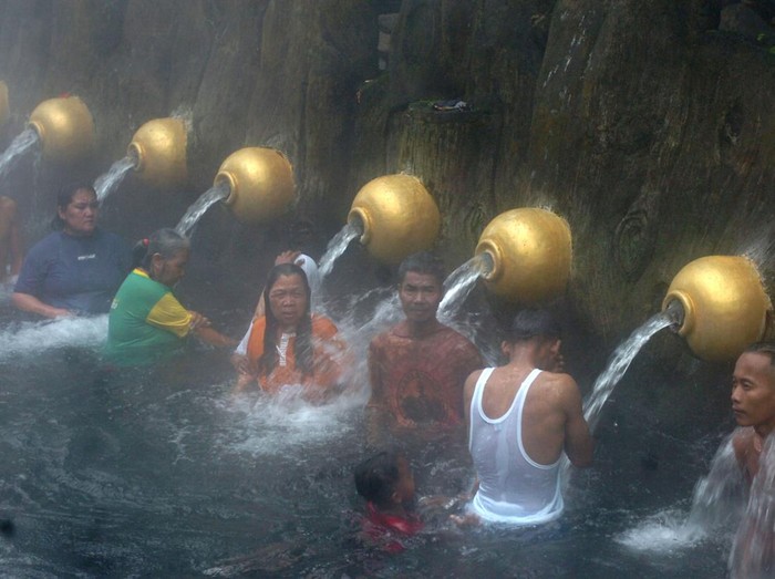 Pengunjung mandi air panas Pancuran 13 di obyek wisata Guci, Kabupaten Tegal, Jawa Tengah, Jumat (12/4/2024). Menurut data pengelola air panas Pancuran 13 yang berada di kaki Gunung Slamet itu jumlah pengunjung pada H+2 libur Lebaran meningkat dari biasanya 1.000 orang menjadi 4.000 orang yang didominasi pengunjung dari luar kota. ANTARA FOTO/Oky Lukmansyah/pras.