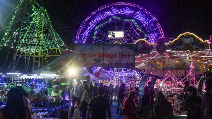 Suasana pasar malam di kawasan Banjir Kanal Timur, Jakarta, Jumat (12/4/2024). Pasar malam tersebut menyajikan beragam berbagai wahana permainan hingga penjualan barang dan kuliner yang menjadi hiburan alternatif bagi warga saat libur  lebaran. ANTARA FOTO/Muhammad Adimaja/pras.