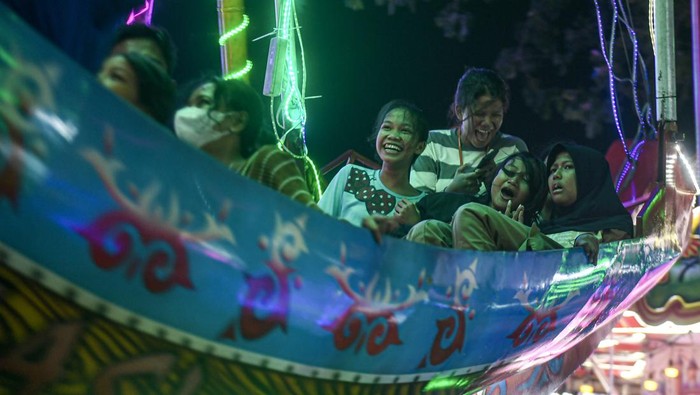 Suasana pasar malam di kawasan Banjir Kanal Timur, Jakarta, Jumat (12/4/2024). Pasar malam tersebut menyajikan beragam berbagai wahana permainan hingga penjualan barang dan kuliner yang menjadi hiburan alternatif bagi warga saat libur  lebaran. ANTARA FOTO/Muhammad Adimaja/pras.