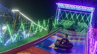 Pasar malam tersebut menyajikan beragam wahana permainan hingga penjualan barang dan kuliner.  