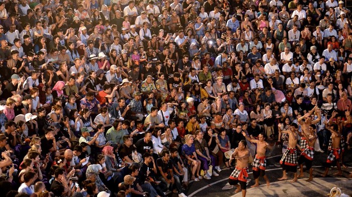 Penari menampilkan Tari Kecak Uluwatu untuk menghibur wisatawan di kawasan Uluwatu, Badung, Bali, Kamis (11/4/2024). Pengelola Tari Kecak Uluwatu yang merupakan salah satu atraksi wisata utama di Bali itu menambah jadwal pementasan menjadi dua kali sehari dengan kapasitas sekitar 1.000 orang dalam setiap pementasan karena melonjaknya jumlah wisatawan yang berkunjung pada masa libur Lebaran 2024. ANTARA FOTO/Fikri Yusuf/nz