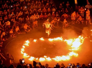 Antara Kecak Bali dan Khon Thailand