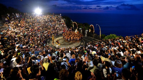 Penari menampilkan Tari Kecak Uluwatu untuk menghibur wisatawan di kawasan Uluwatu, Badung, Bali, Kamis (11/4/2024). Pengelola Tari Kecak Uluwatu yang merupakan salah satu atraksi wisata utama di Bali itu menambah jadwal pementasan menjadi dua kali sehari dengan kapasitas sekitar 1.000 orang dalam setiap pementasan karena melonjaknya jumlah wisatawan yang berkunjung pada masa libur Lebaran 2024. ANTARA FOTO/Fikri Yusuf/nz