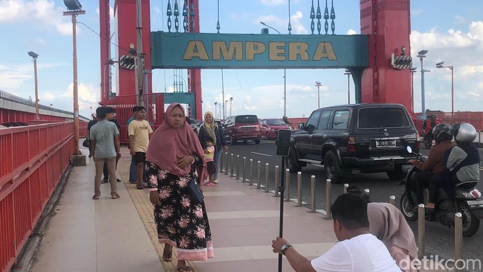 Hiruk Pikuk Wisatawan di Jembatan Ampera Palembang