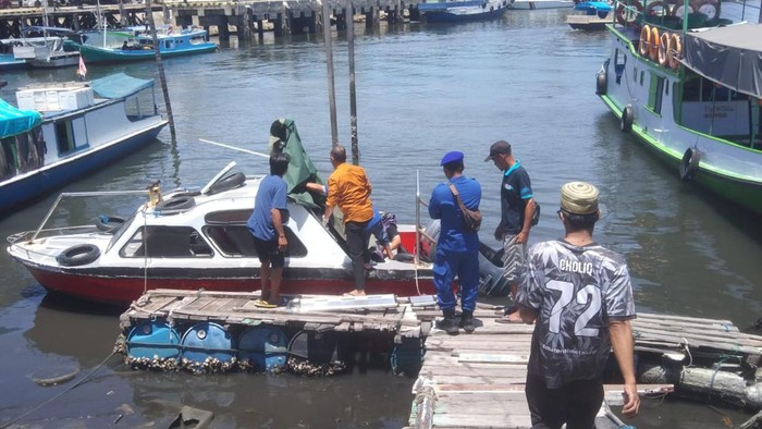 Wisatawan Samarinda saat dibawa menggunakan kapal ke pelabuhan Pantai Bontang, Kaltim.
