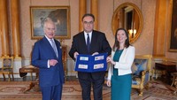Meski begitu pencetakan uang kertas baru ini tidak akan membuat pound sterling lama berwajah Ratu Elizabeth II langsung ditarik dari peredaran. Justru sebaliknya, uang kertas ini akan digunakan bersamaan dengan uang lama sampai rusak atau usang.  