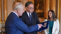 Potret Raja Charles akan muncul di pecahan uang £5, £10, £20, dan £50. Adapun edisi cetakan pertama pound sterling baru ini akan diberikan langsung kepada sang raja, baru setelahnya uang itu akan diedarkan ke masyarakat Inggris.