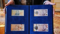 Berbeda dengan uang kertas pada masa pemerintahan ibunya, dalam potret ini Raja tidak mengenakan mahkota.  