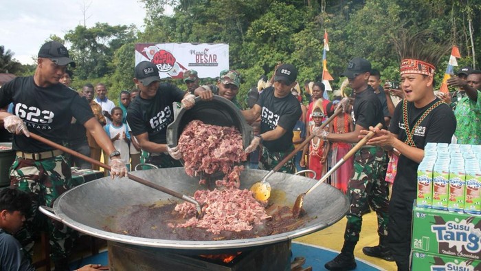 YouTuber Bobon Santoso masak besar bareng TNI di Kabupaten Maybrat, Papua Barat Daya.