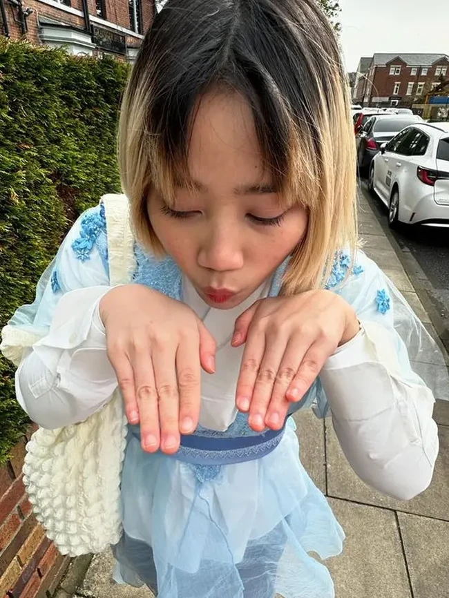 Mendapat banyak komentar sinis di Instagram usai memperlihatkan penampilannya tanpa hijab, Zara memilih santai dan tak emosi. “Santai gais aku soalnya berdoa paling utama nya sama Allah adalah biarkan semua kejujuran itu keluar dari mulutku bukan orang lain,” tulis Zara. “Gais komen sepuasnya gais aku gaakan membatasi komenku. Keluarkan maung kalian,” tulisnya lagi. Foto: Dok. Instagram