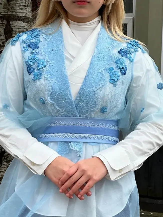 Camillia Laetitia Azzahra atau Zara mengunggah deretan fotonya merayakan Idul Fitri 2024 di Inggris, tempatnya menuntut ilmu saat ini. Zara tampil dengan busana perpaduan warna biru dan putih. Foto: Dok. Instagram