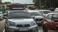 Sejumlah kendaraan nampak terjebak macet panjang di pintu keluar tol Cikampek.