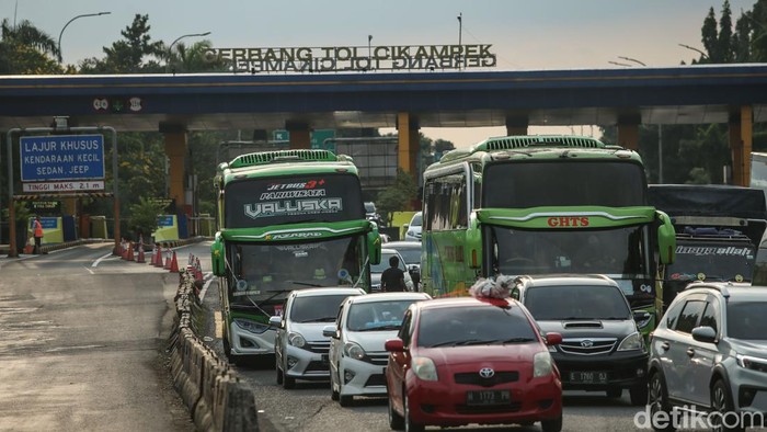 Ada One Way, Exit Tol Cikampek Macet Panjang Begini potret kepadatan exit Tol Cikampek saat pemberlakuan one way, Sabtu (13/4/2024).