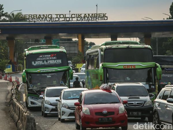 Ada One Way, Exit Tol Cikampek Macet Panjang