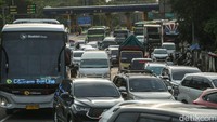 Pantauan detikcom pukul 16.00 WIB kendaraan masih keluar dari tol usai tak dapat meneruskan perjalanan menuju arah Palimanan.