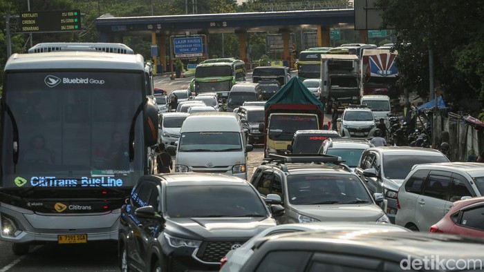 Begini potret kepadatan exit Tol Cikampek saat pemberlakuan one way, Sabtu (13/4/2024).