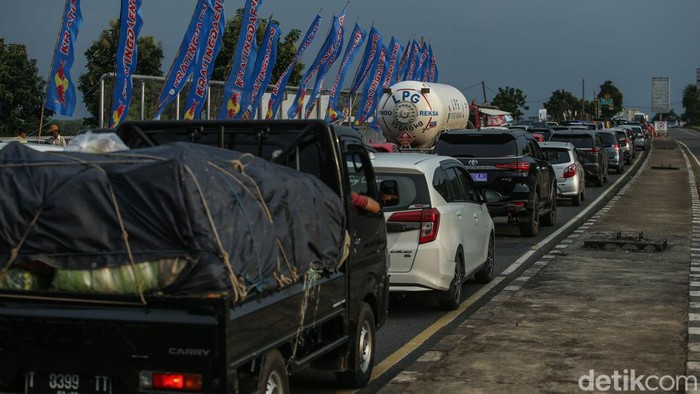 Begini potret kepadatan exit Tol Cikampek saat pemberlakuan one way, Sabtu (13/4/2024).