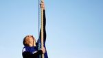 Aksi Atlet Prancis Pecahkan Rekor Dunia Panjat Tali di Menara Eiffel