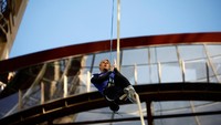 Ini bukan pertama kalinya Menara Eiffel menyaksikan upaya memecahkan rekor dunia semacam ini. Pada tahun 1951, pemain akrobat Amerika melakukan aksi trapeze 120 meter (394 kaki) di udara, antara lantai dua dan tiga menara setinggi 330 meter (984 kaki), tanpa jaring pelindung.  