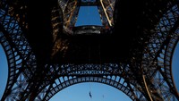 Atlet Prancis Anouk Garnier pada Rabu (10/4) berusaha memecahkan rekor dunia panjat tali dengan mencapai lantai dua Menara Eiffel dengan tali sepanjang 110 meter (361 kaki).