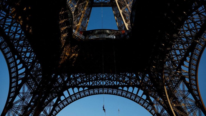 Aksi Atlet Prancis Pecahkan Rekor Dunia Panjat Tali di Menara Eiffel Athlete and Olympics torch bearer Anouk Garnier climbs a 110-meter-long rope launched in the center of the Eiffel Tower square to reach the 2nd floor and to attempt to break the world record for rope climbing, in Paris, France, April 10, 2024. REUTERS/Sarah Meyssonnier TPX IMAGES OF THE DAY