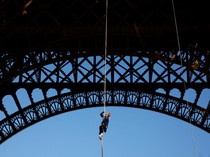 Aksi Atlet Prancis Pecahkan Rekor Dunia Panjat Tali di Menara Eiffel