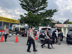 Anjing Pelacak Siaga di Rest Area Cipularang KM 125 saat Arus Balik