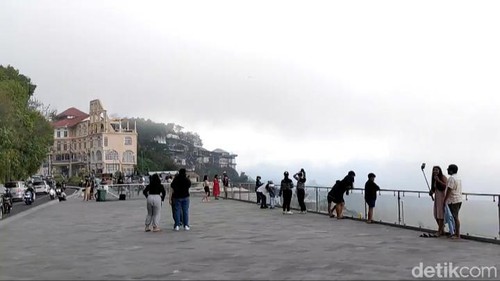 Anjungan Penelokan di Batur, Kintamani, Bangli didatangi sekitar 3.500 orang pada H+3 Lebaran, Sabtu (13/4/2024).