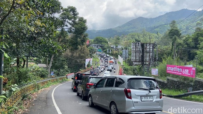 Antrean kendaraan dari arah Cianjur menuju Puncak