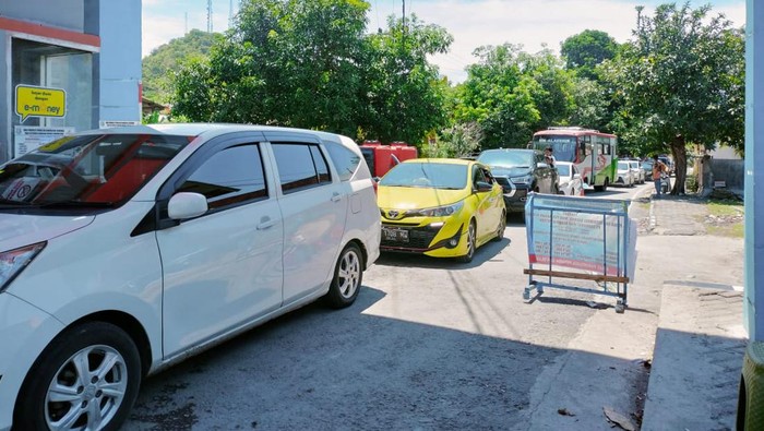 Antrean kendaraan di pintu masuk kawasan Pantai Tanjung Bira Bulukumba.