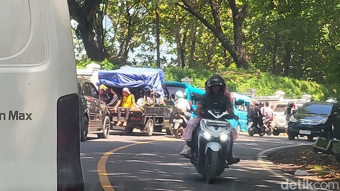 Antrean kendaraan menuju objek wisata di Sukabumi