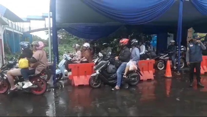 Antrian pemotor di Pelabuhan TAA saat arus balik Lebaran.