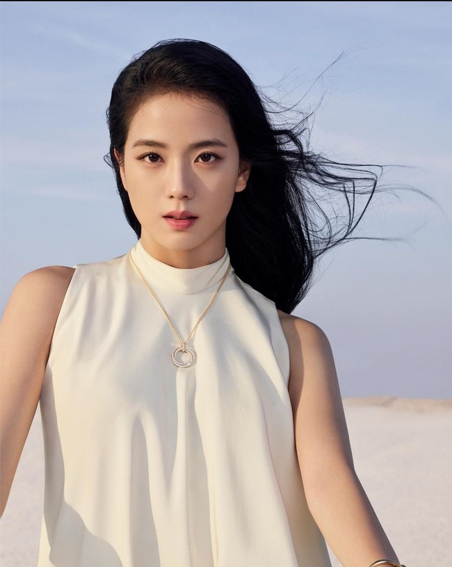 Di posisi keempat ada Ji Soo Blackpink yang mendapatkan suara sebesar 40,145. Penyanyi grup wanita ini telah merambah ke dunia seni peran. Beberapa drama Korea yang pernah dibintanginya antara lain The Producers, Arthdal Chronicles, dan Snowdrop. Foto: Dok. Instagram