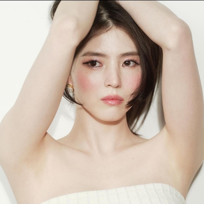 Nama Han So Hee baru-baru ini marak jadi perbincangan karena skandal kencannya dengan Ryu Jun Yeol. Terlepas dari kontroversinya, Han So Hee berhasil masuk daftar artis Korea tercantik 2024 dengan perolehan suara 15.550. Artis kelahiran 1994 ini telah menelurkan karyanya lewat serial The World of the Married, My Name, Nevertheless, dan Gyeongseong Creature. Foto: Dok. Instagram