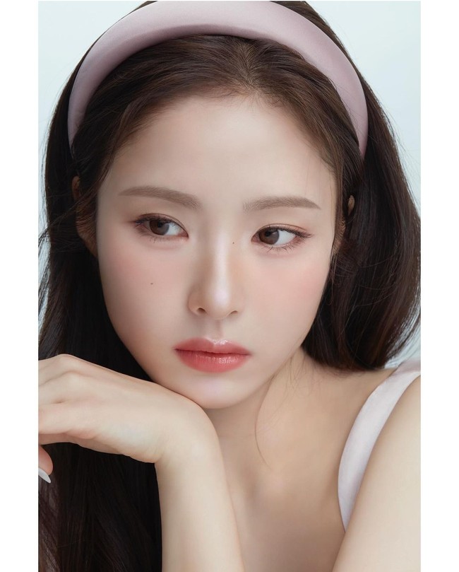 Shin Se Kyung baru saja merampungkan dramanya bersama Jo Jung Suk yang bertajuk Captivating the King. Artis berusia 33 tahun ini berada di posisi ketujuh sebagai artis Korea tercantik 2024 dengan jumlah suara 11.118. Ia juga beberapa kali menang penghargaan, di antaranya sebagai Excellent Actress untuk drama When a Man Loves, dan Best Actress untuk drama Rookie Historian Goo Hae Ryung. Foto: Dok. Instagram