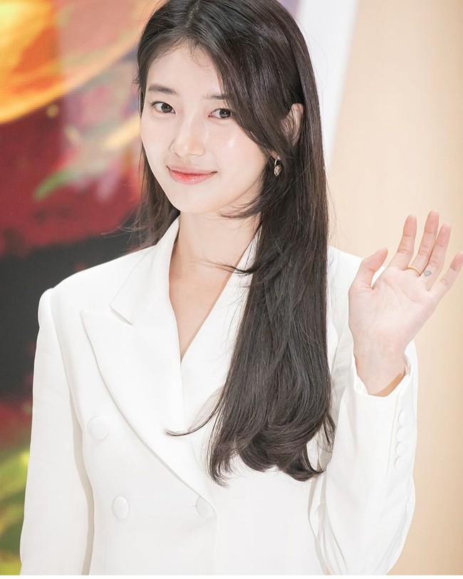 Bae Suzy masuk urutan kedelapan sebagai artis Korea tercantik 2024 dengan perolehan polling 10.527. Pemain Start Up ini mengawali kariernya sebagai penyanyi grup wanita Miss A. Namanya terus bersinar sejak 2010 setelah membintangi serial Dream High. Foto: Dok. Instagram