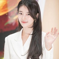 Bae Suzy masuk urutan kedelapan sebagai artis Korea tercantik 2024 dengan perolehan polling 10.527. Pemain Start Up ini mengawali kariernya sebagai penyanyi grup wanita Miss A. Namanya terus bersinar sejak 2010 setelah membintangi serial Dream High. Foto: Dok. Instagram