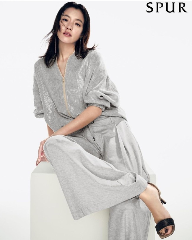 Di urutan sepuluh artis Korea tercantik 2024 ada Han Hyo Joo. Artis pemeran Moving ini meraih suara 7.277. Namanya mulao dikenal sejak membintangi Brilliant Legacy pada 2009 bersama Lee Seung Gi. Beberapa drama Korea yang pernah dibintangi Han Hyo Joo adalah Dong Yi, W : Two World, dan Happiness.Foto: Dok. Instagram