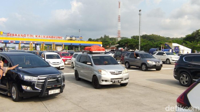 Suasana pelepasan One Way arus balik di Gerbang Tol Kalikangkung Semarang, Sabtu (13/4/2024).