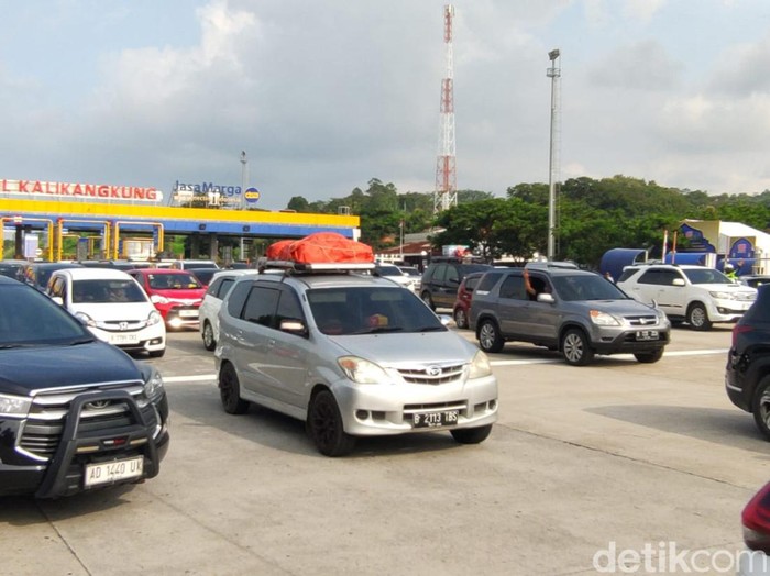 Suasana pelepasan One Way arus balik di Gerbang Tol Kalikangkung Semarang, Sabtu (13/4/2024).