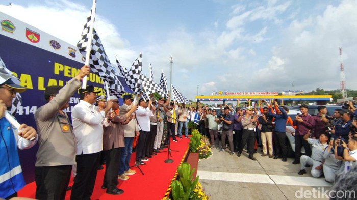 Suasana pelepasan One Way arus balik di Gerbang Tol Kalikangkung Semarang, Sabtu (13/4/2024).