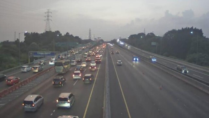 Arus lalu lintas mengarah di Tol Japek arah Jakarta sore ini (Tangkapan layar aplikasi Travoy)