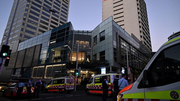 Emergency service workers are seen near Bondi Junction after multiple people were stabbed inside the Westfield Bondi Junction shopping centre in Sydney, April 13, 2024. AAP Image/Steven Saphore via REUTERS   ATTENTION EDITORS - THIS IMAGE WAS PROVIDED BY A THIRD PARTY. NO RESALES. NO ARCHIVE. AUSTRALIA OUT. NEW ZEALAND OUT. NO COMMERCIAL OR EDITORIAL SALES IN NEW ZEALAND. NO COMMERCIAL OR EDITORIAL SALES IN AUSTRALIA.