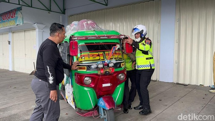 Bajaj keluarga pemudik asal Jakarta mogok di Mojokerto.