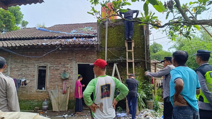 alon udara yang menimpa rumah warga di Wonotigo, Desa Kembanglimus, Kecamatan Borobudur, Kabupaten Magelang, Jumat (12/4/2024).