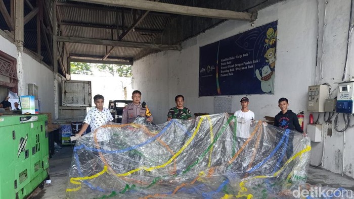 Balon udara yang jatuh di atas bangunan gudang es krim wilayah Wates, Kota Magelang, Sabtu (13/4/2024).