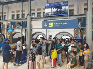Bekerja Mulai Senin, Ramai Pemudik Balik ke Jakarta Via Stasiun Pasar Senen