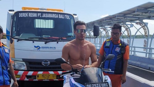 Bule asal Rusia yang tertangkap masuk Tol Bali Mandara tanpa helm.