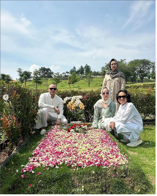 Melalui unggahan di Instagram, BCL juga memperlihatkan momen ziarah ke makam Ashraf Sinclair di Hari Lebaran. BCL tampak ditemani ibunya, Emmy Syarif, anaknya Noah Sinclair dan suaminya, Tiko Aryawardhana. Foto: Dok. Instagram itsmebcl
